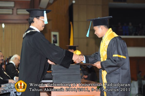 wisuda-fasa-oleh-dekan-172