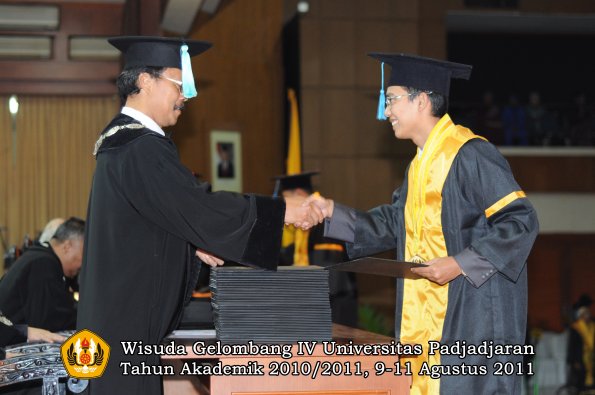 wisuda-fasa-oleh-dekan-173