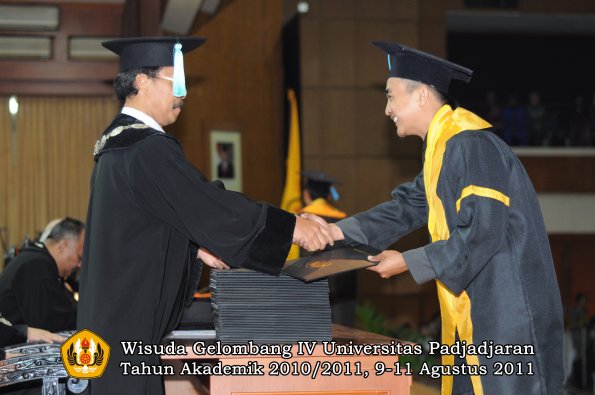 wisuda-fasa-oleh-dekan-174