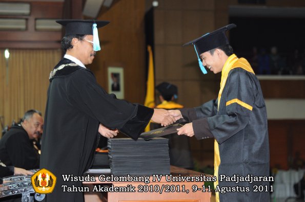 wisuda-fasa-oleh-dekan-175