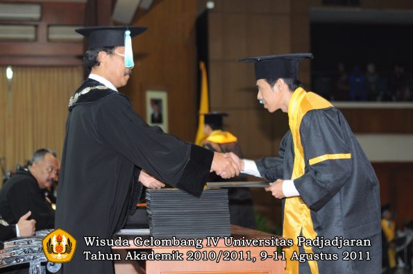 wisuda-fasa-oleh-dekan-176