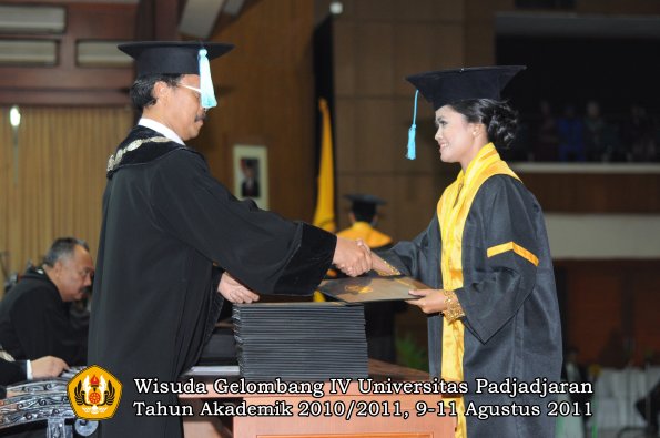 wisuda-fasa-oleh-dekan-177