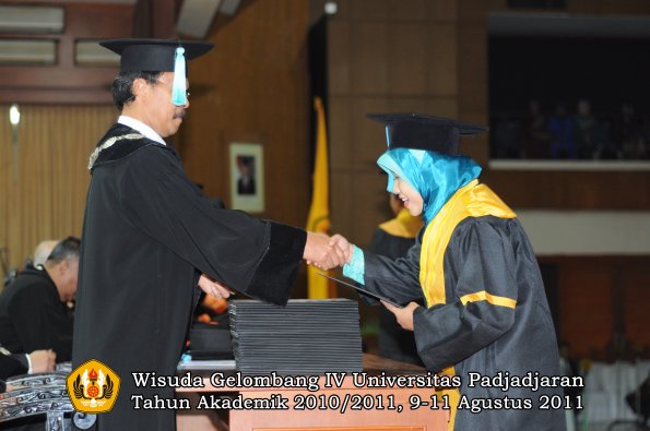 wisuda-fasa-oleh-dekan-178