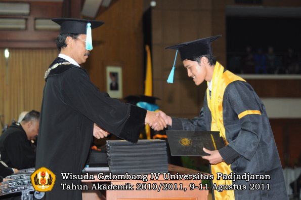 wisuda-fasa-oleh-dekan-179