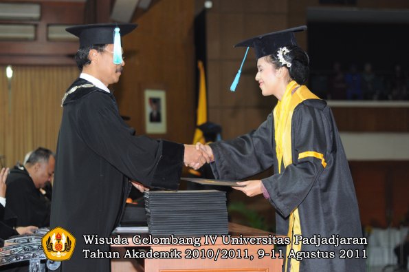 wisuda-fasa-oleh-dekan-180