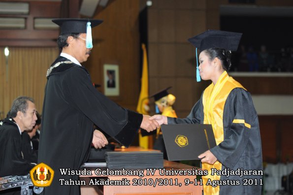 wisuda-fasa-oleh-dekan-199