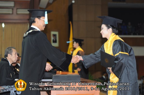 wisuda-fasa-oleh-dekan-201