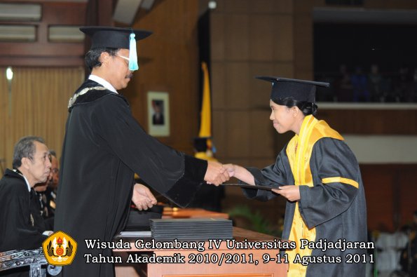 wisuda-fasa-oleh-dekan-202