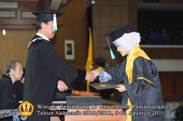 wisuda-fasa-oleh-dekan-203