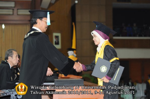 wisuda-fasa-oleh-dekan-204