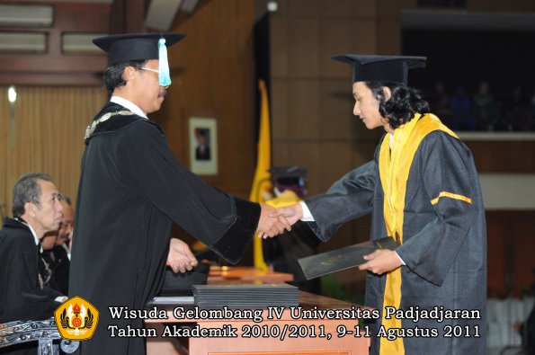 wisuda-fasa-oleh-dekan-205