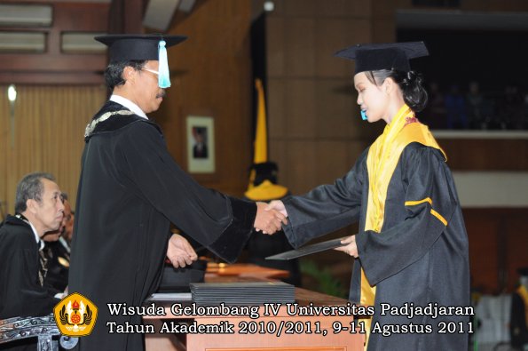 wisuda-fasa-oleh-dekan-206