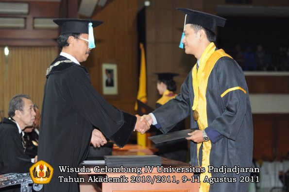 wisuda-fasa-oleh-dekan-207