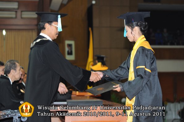 wisuda-fasa-oleh-dekan-209