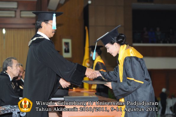 wisuda-fasa-oleh-dekan-210