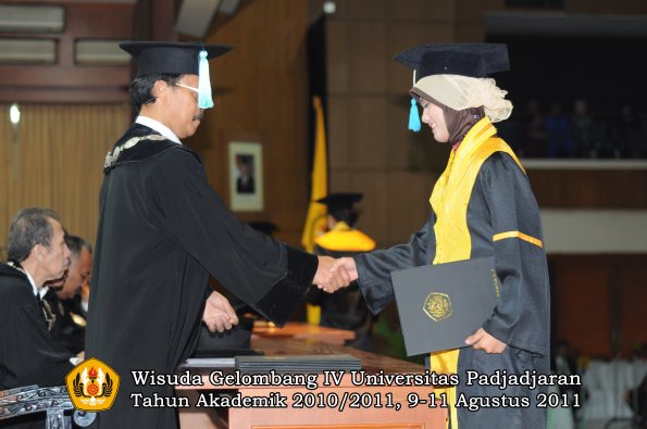 wisuda-fasa-oleh-dekan-212