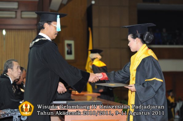 wisuda-fasa-oleh-dekan-213