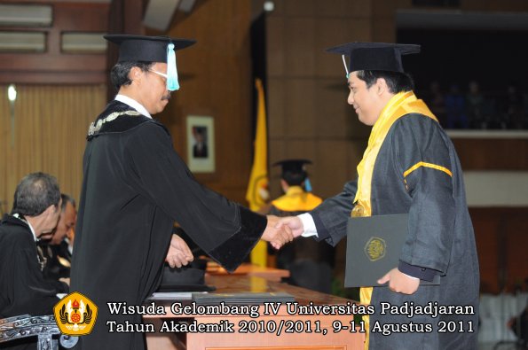 wisuda-fasa-oleh-dekan-214