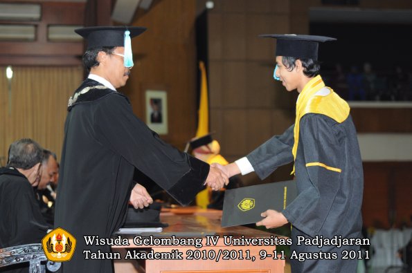 wisuda-fasa-oleh-dekan-217