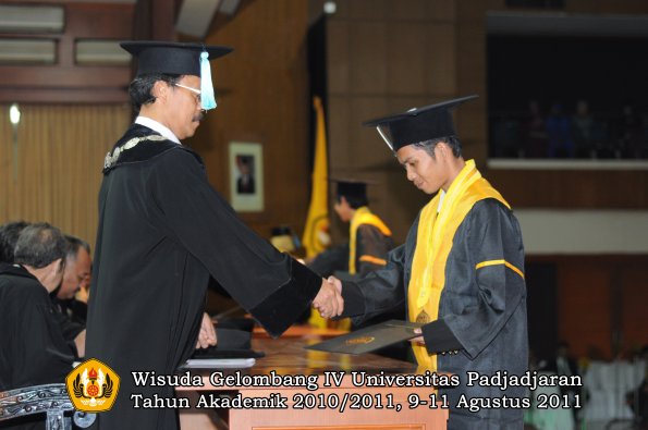 wisuda-fasa-oleh-dekan-218