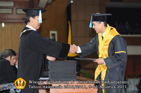 wisuda-fasa-oleh-dekan-219