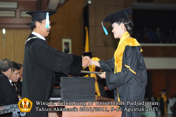 wisuda-fasa-oleh-dekan-220