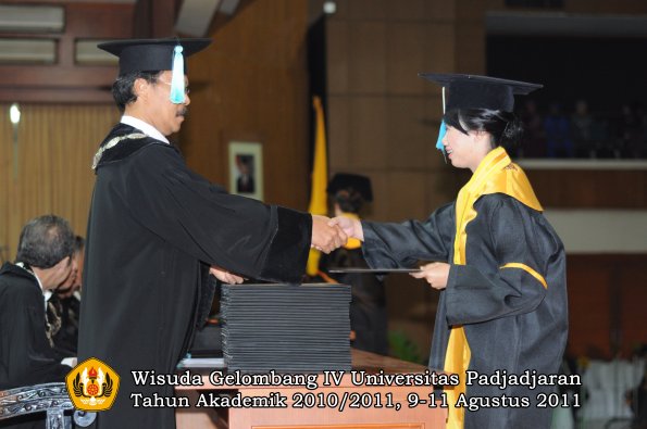 wisuda-fasa-oleh-dekan-221