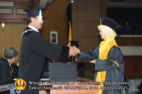 wisuda-fasa-oleh-dekan-222