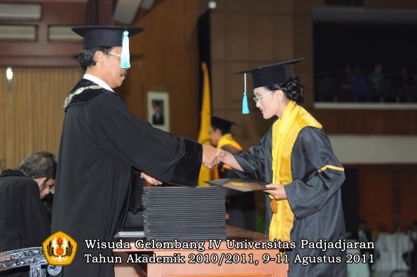 wisuda-fasa-oleh-dekan-224