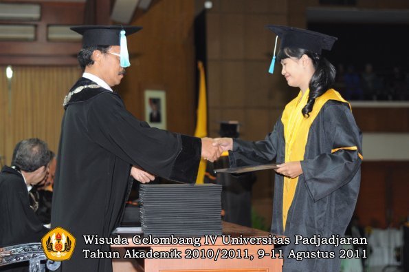 wisuda-fasa-oleh-dekan-225