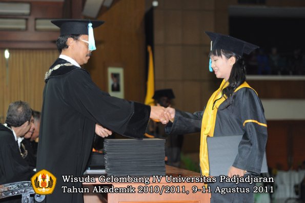 wisuda-fasa-oleh-dekan-227