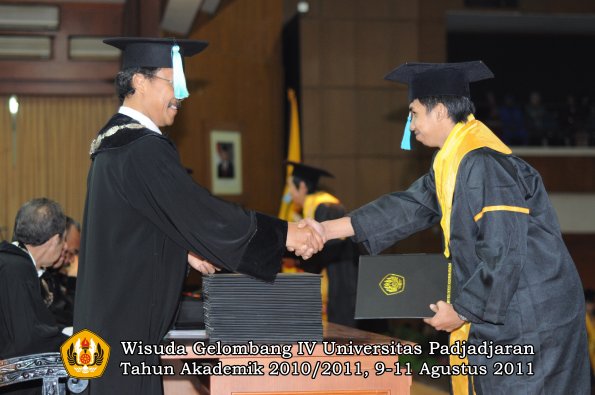 wisuda-fasa-oleh-dekan-228