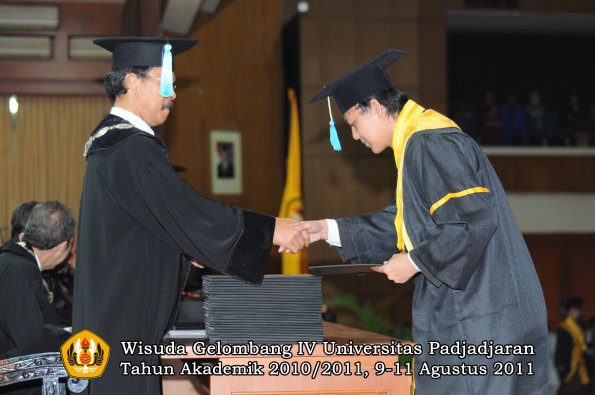 wisuda-fasa-oleh-dekan-229