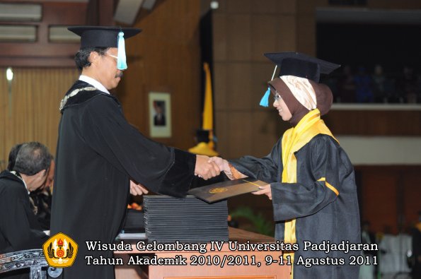 wisuda-fasa-oleh-dekan-230