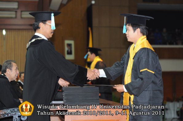 wisuda-fasa-oleh-dekan-234