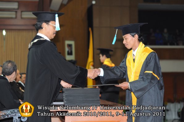 wisuda-fasa-oleh-dekan-235