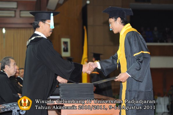 wisuda-fasa-oleh-dekan-236