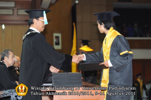 wisuda-fasa-oleh-dekan-237