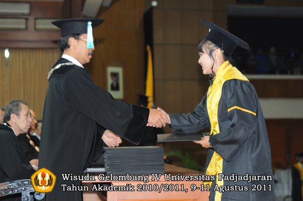 wisuda-fasa-oleh-dekan-238