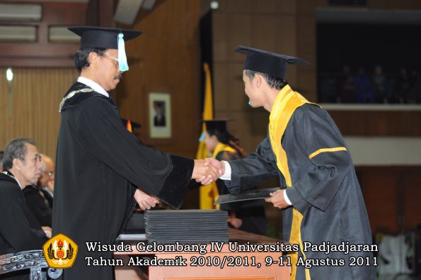 wisuda-fasa-oleh-dekan-243