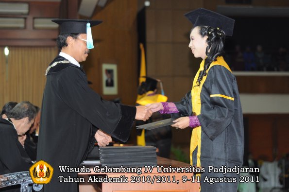 wisuda-fasa-oleh-dekan-246