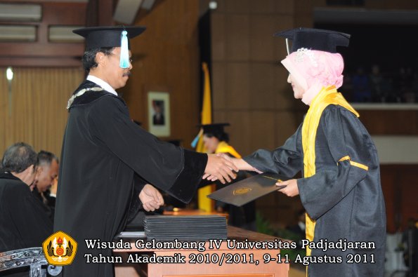 wisuda-fasa-oleh-dekan-250