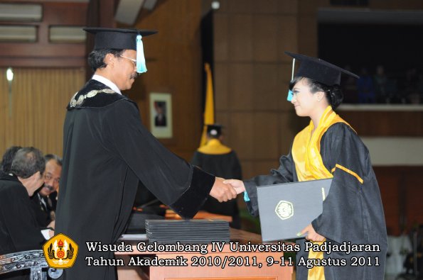 wisuda-fasa-oleh-dekan-252