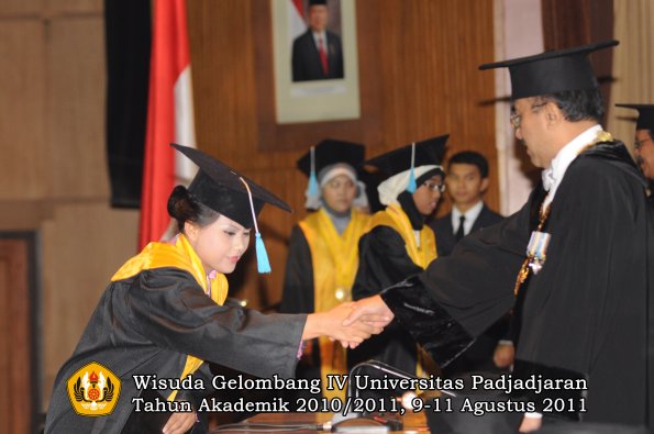 wisuda-fasa-oleh-rektor-007