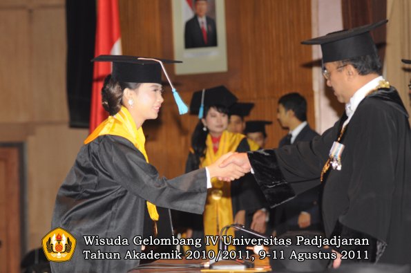 wisuda-fasa-oleh-rektor-024