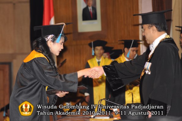 wisuda-fasa-oleh-rektor-025