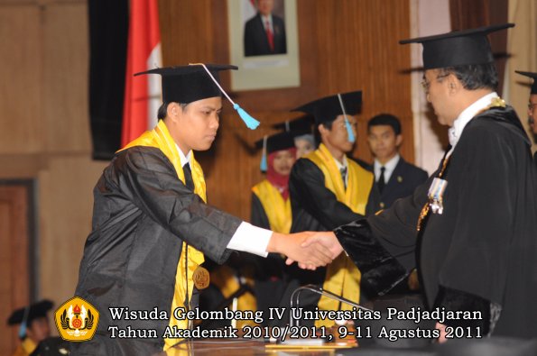 wisuda-fasa-oleh-rektor-026