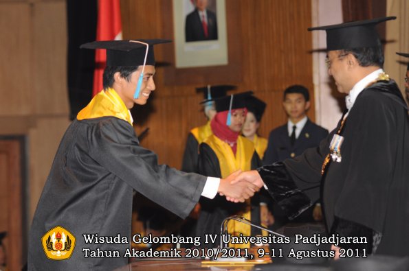 wisuda-fasa-oleh-rektor-027