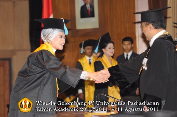 wisuda-fasa-oleh-rektor-029