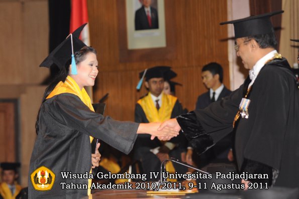 wisuda-fasa-oleh-rektor-030